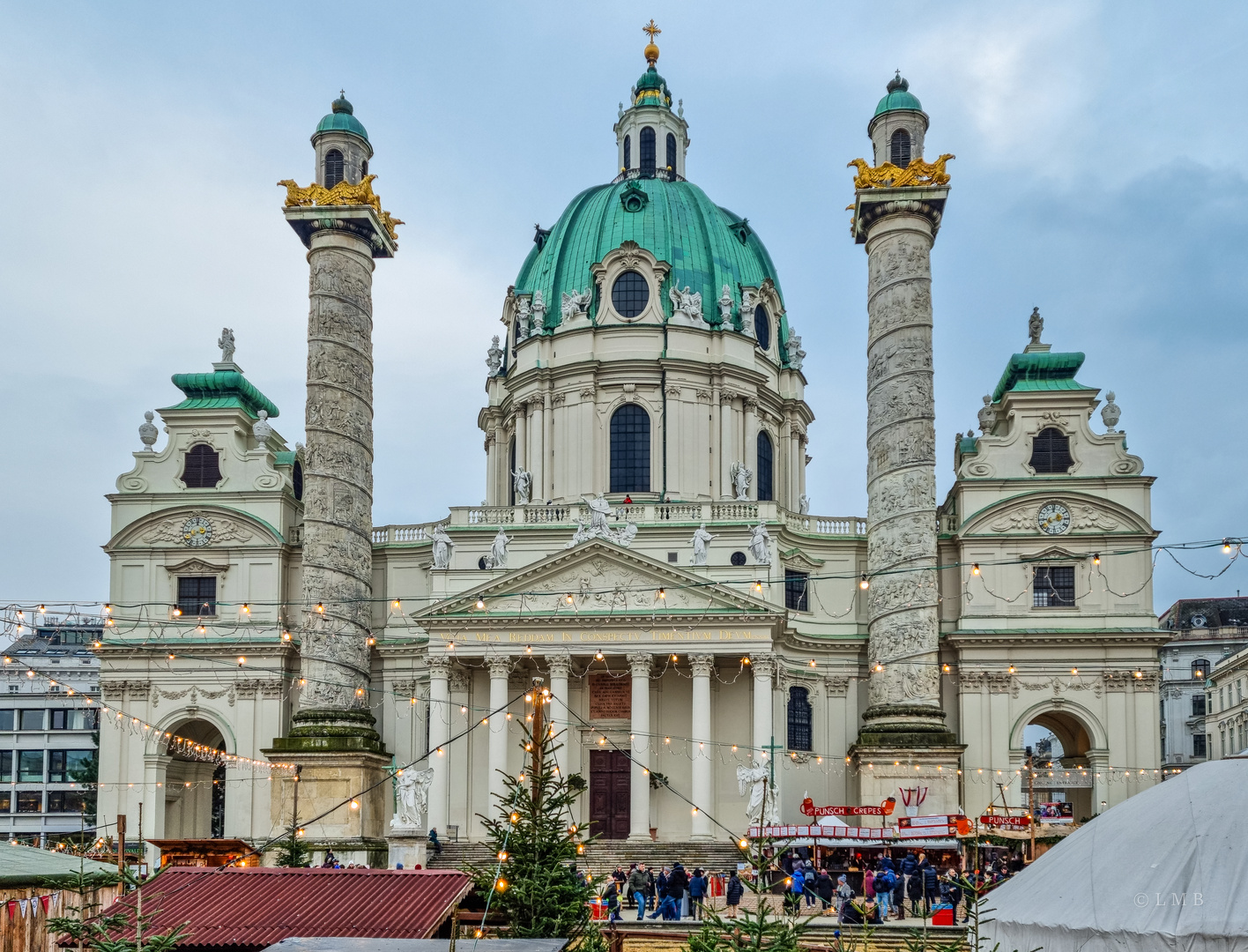 Vor der Wiener Karlskirche