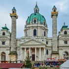 Vor der Wiener Karlskirche