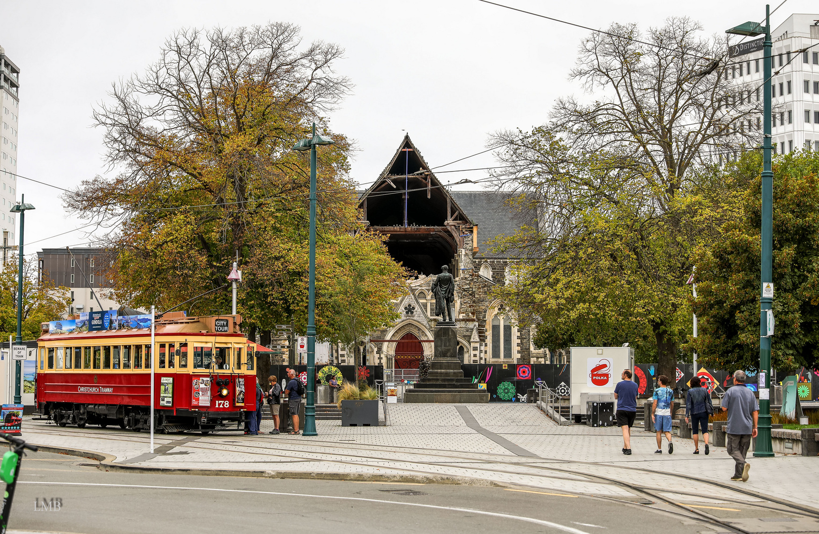 Vor der zerstörten Kathedrale