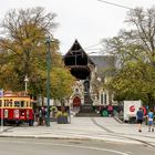 Vor der zerstörten Kathedrale