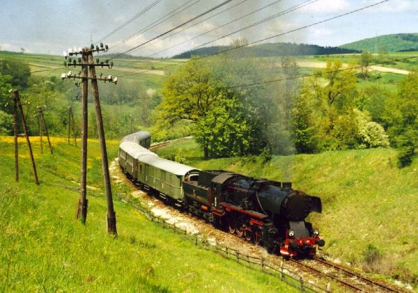 Vor Dobra gibt es diesen schönen Talblick mit der BR 52 (Ty 2),Pfingsten 2008