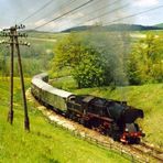 Vor Dobra gibt es diesen schönen Talblick mit der BR 52 (Ty 2),Pfingsten 2008