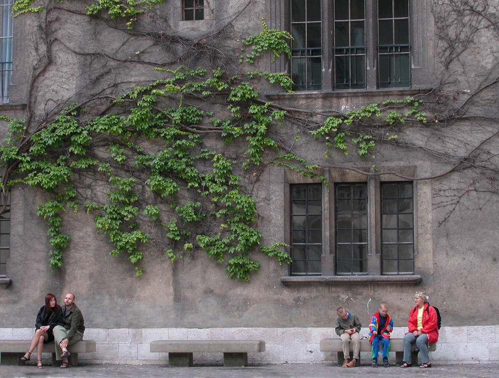 Vor einem Haus in Krakau