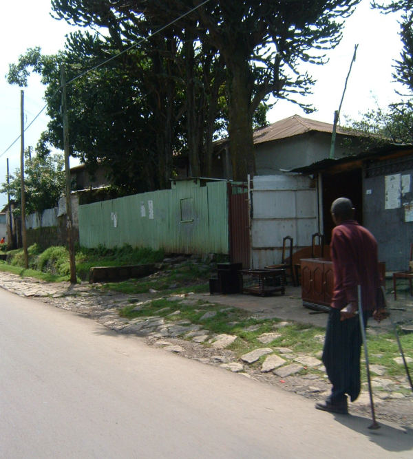 Vor einem Möbelladen in Addis Abeba