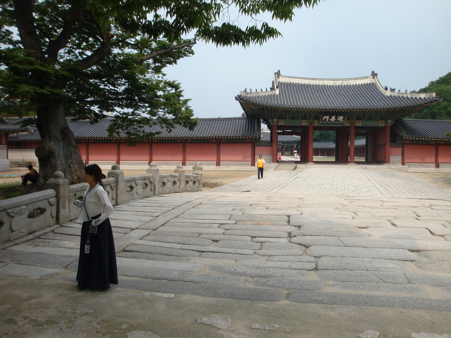 Vor einem Tempel in Seoul, Korea