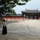 Vor einem Tempel in Seoul, Korea