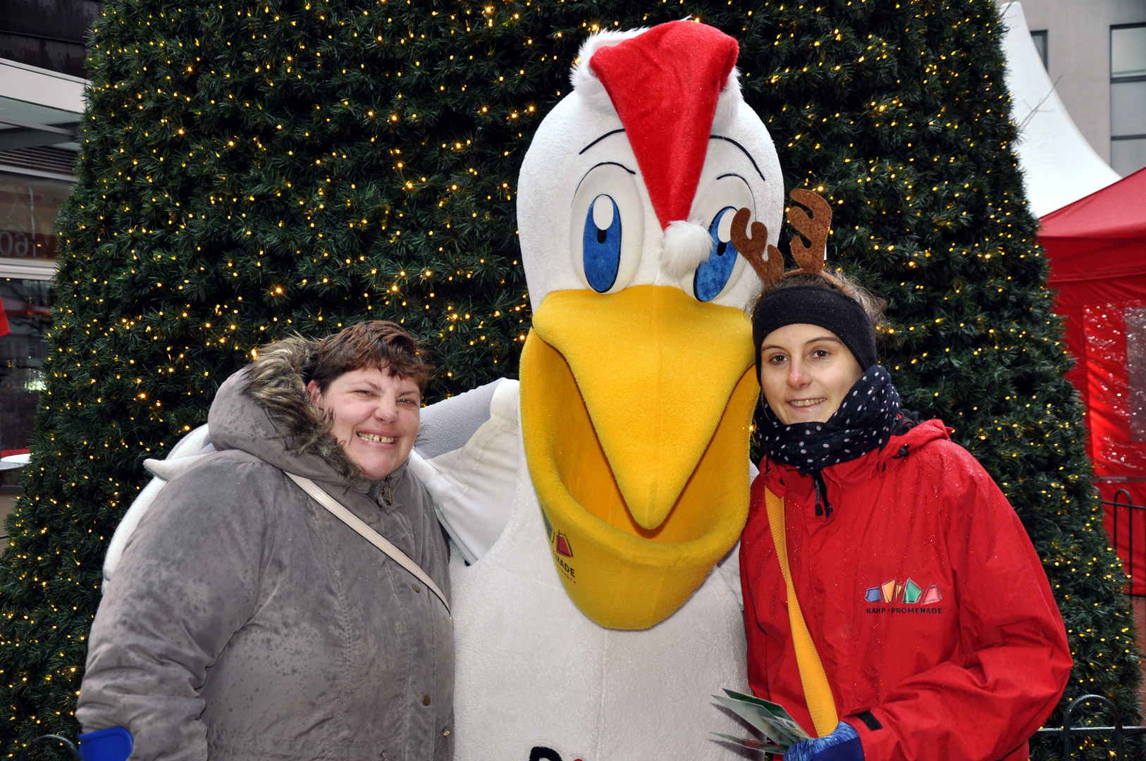 Vor einem Weihnachtsbaum auf dem Weihnachtsmarkt