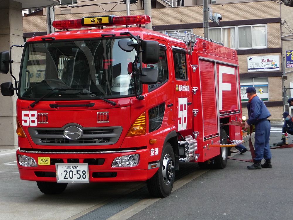 Vor einer Feuerwache in Fukuoka/Japan