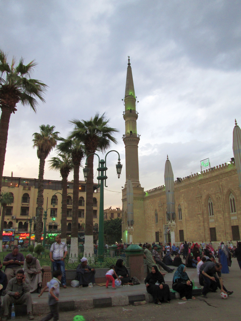 Vor einer Moschee am Abend