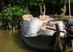 vor einer Reismühle auf dem Mekong