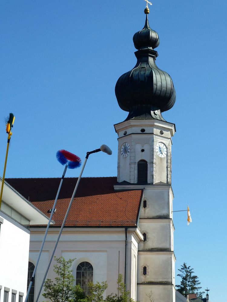 Vor Pfingsten wird der Kirchturm gefegt.