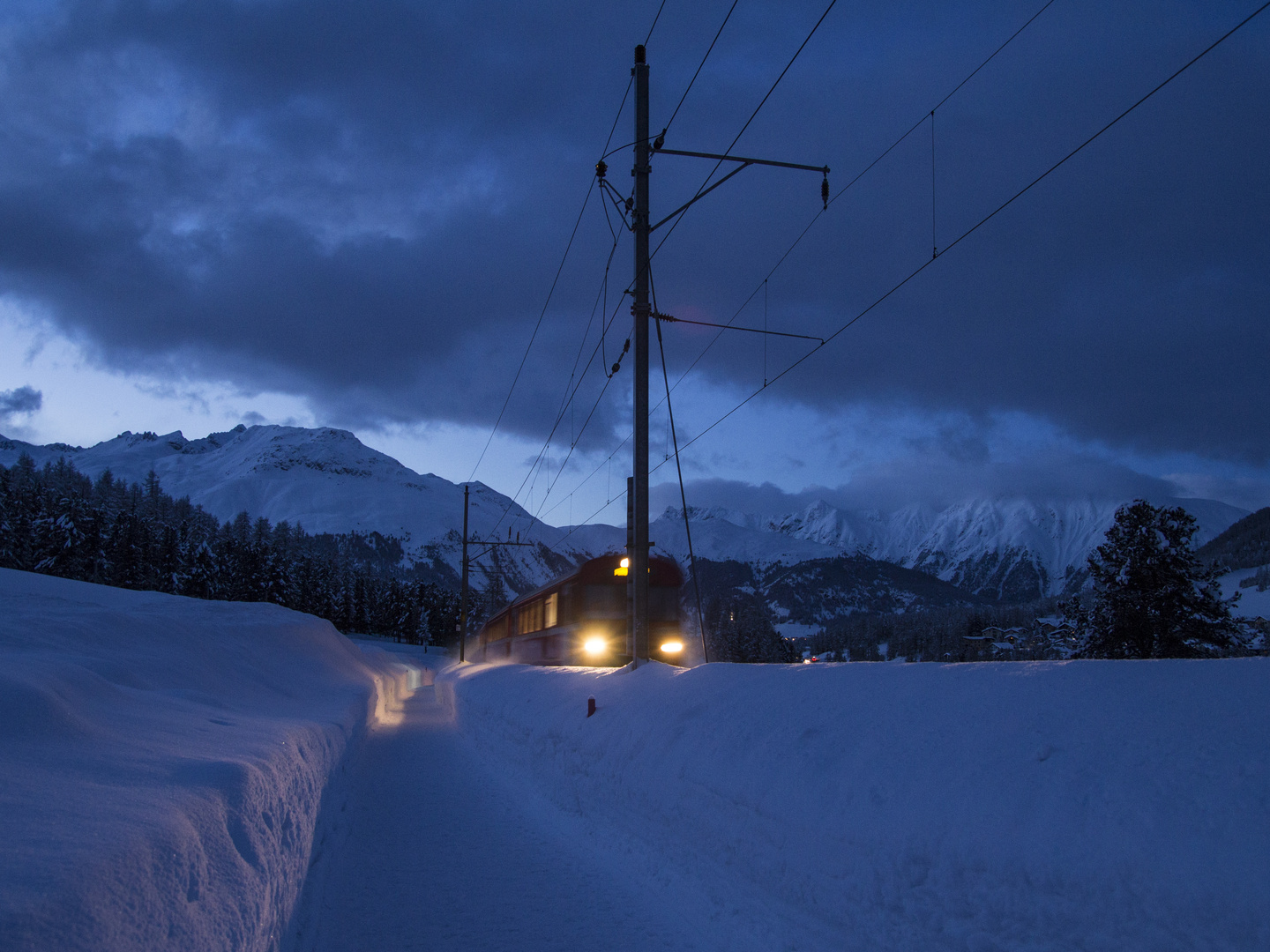 vor Pontresina durch die Winterlandschaft