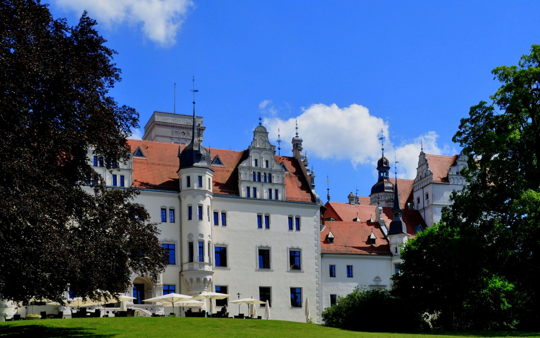 Vor schönstem blauem Himmel