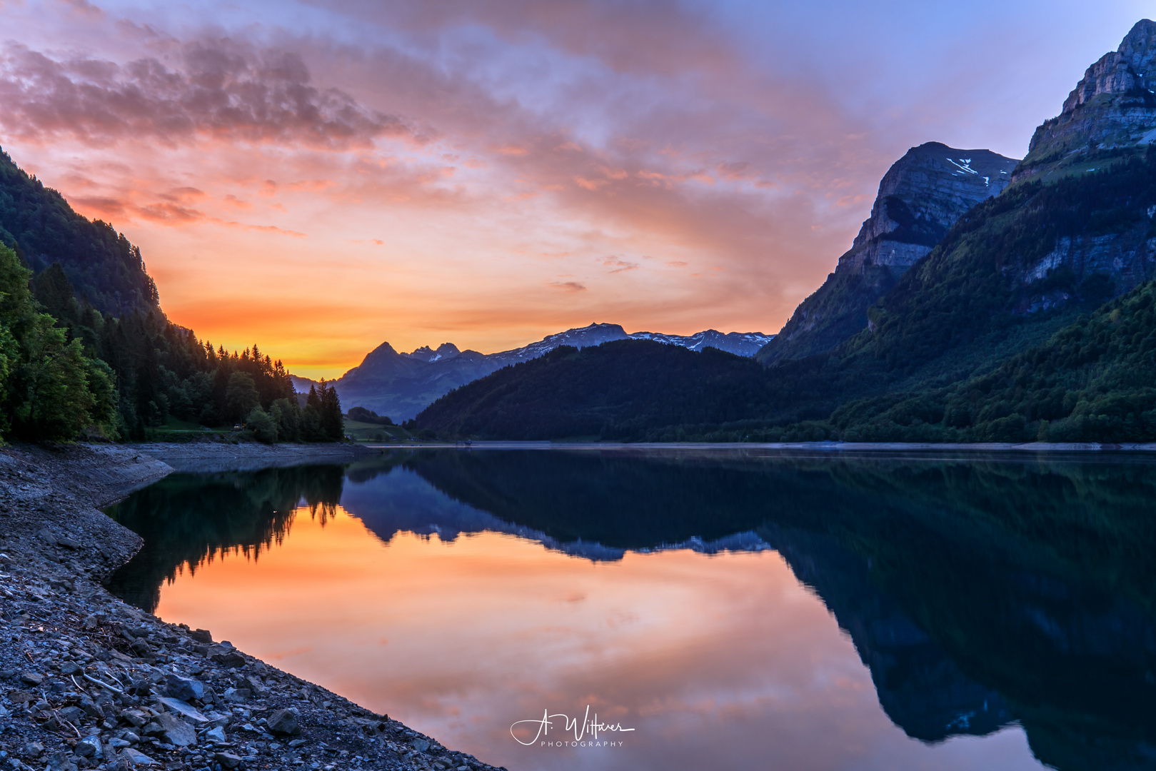 Vor Sonnenaufgang am Klöntalersee, Glarus, Schweiz