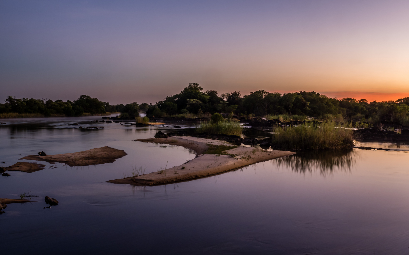 Vor Sonnenaufgang am Okavango