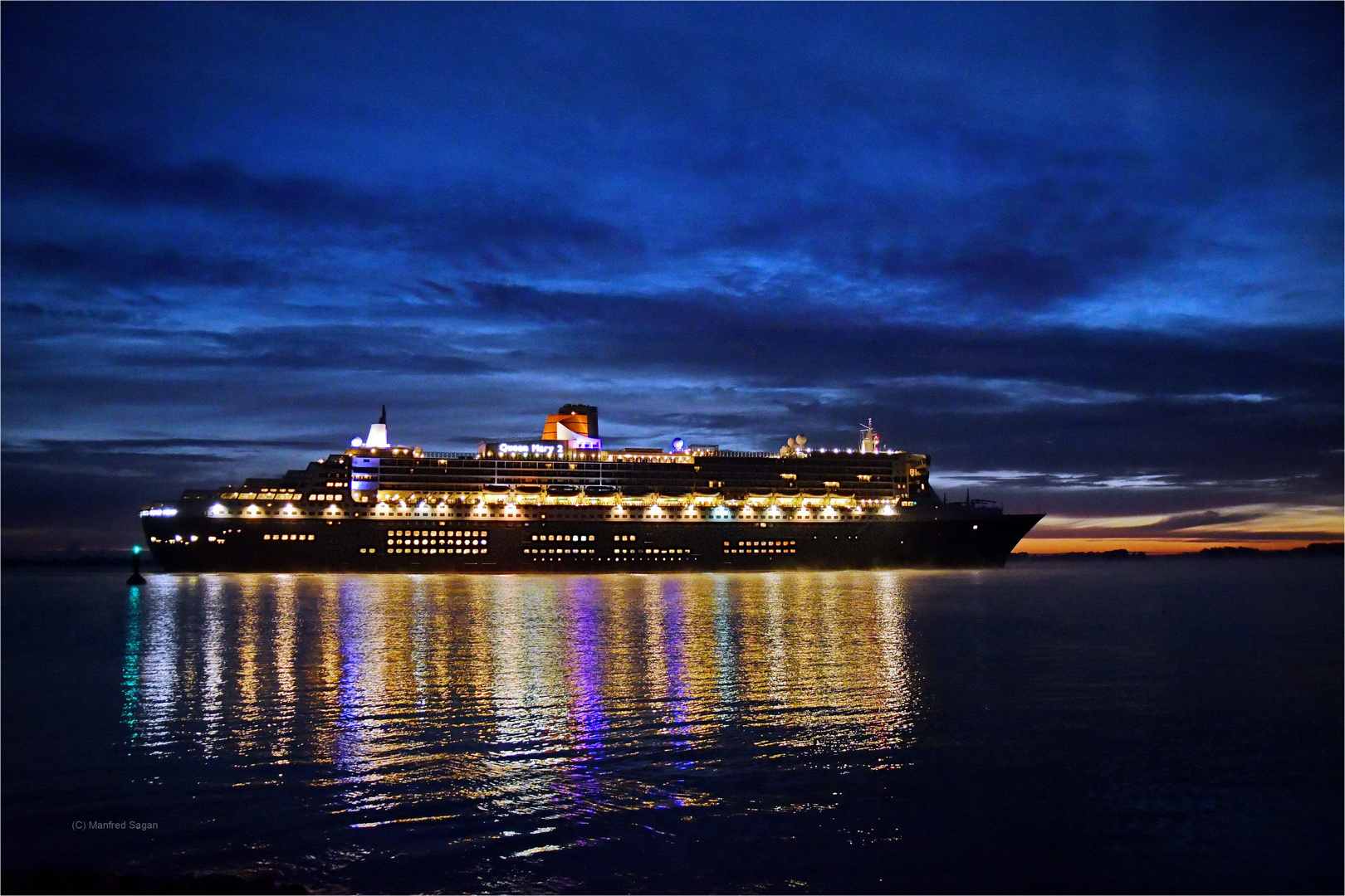 Vor Sonnenaufgang an der Elbe - die Queen Mary2 mit Kurs auf Hamburg