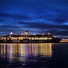 Vor Sonnenaufgang an der Elbe - die Queen Mary2 mit Kurs auf Hamburg