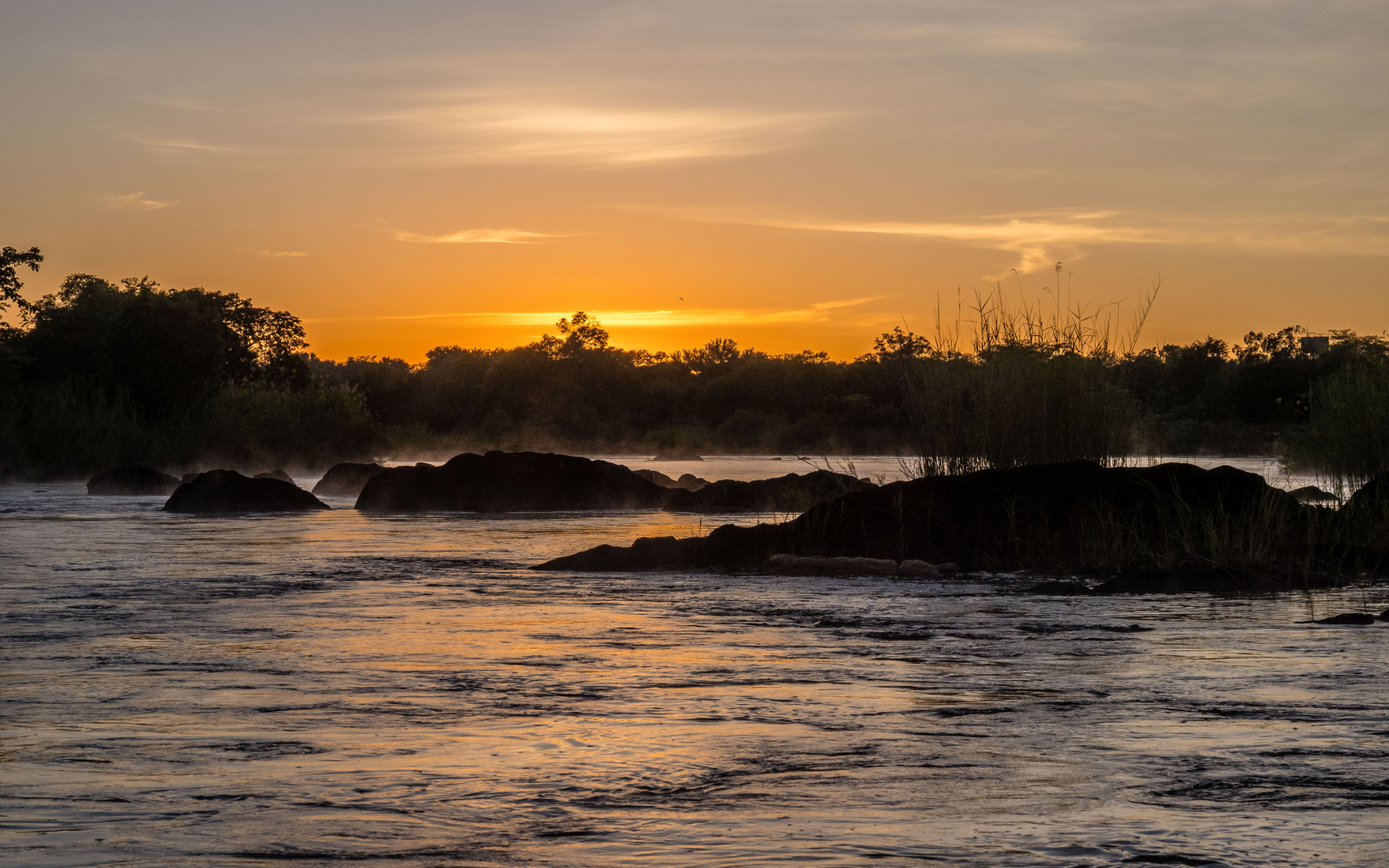 Vor Sonnenaufgang auf dem Okavango