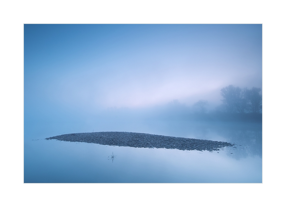 Vor Sonnenaufgang bei Hochwasser und Nebel