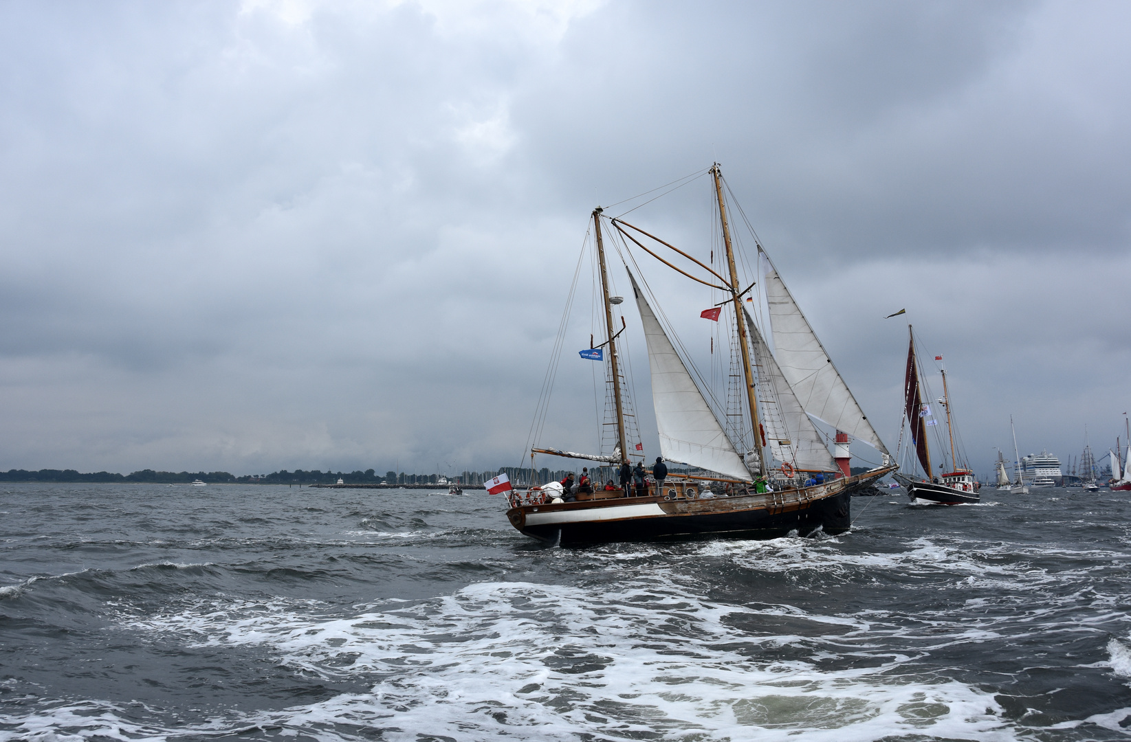 Vor Warnemünde weht ein kräftiger Wind