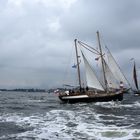 Vor Warnemünde weht ein kräftiger Wind