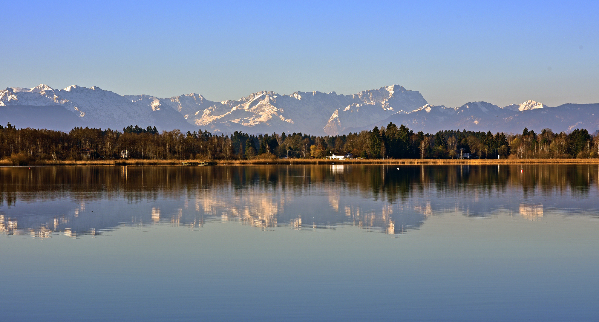 Voralpen mit der Zugspitze in der Morgensonne