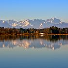 Voralpen mit der Zugspitze in der Morgensonne