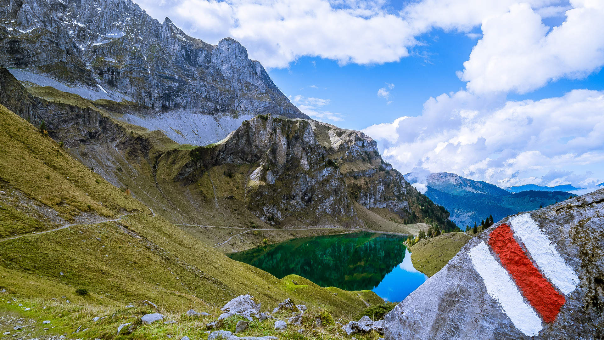 Voralpines Hochtal mit idyllischem Bergsee