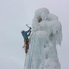 Vorarbeit  für Nachsteigende  - -  Jörg Brejcha  - -  Eiskletterturm Höfen