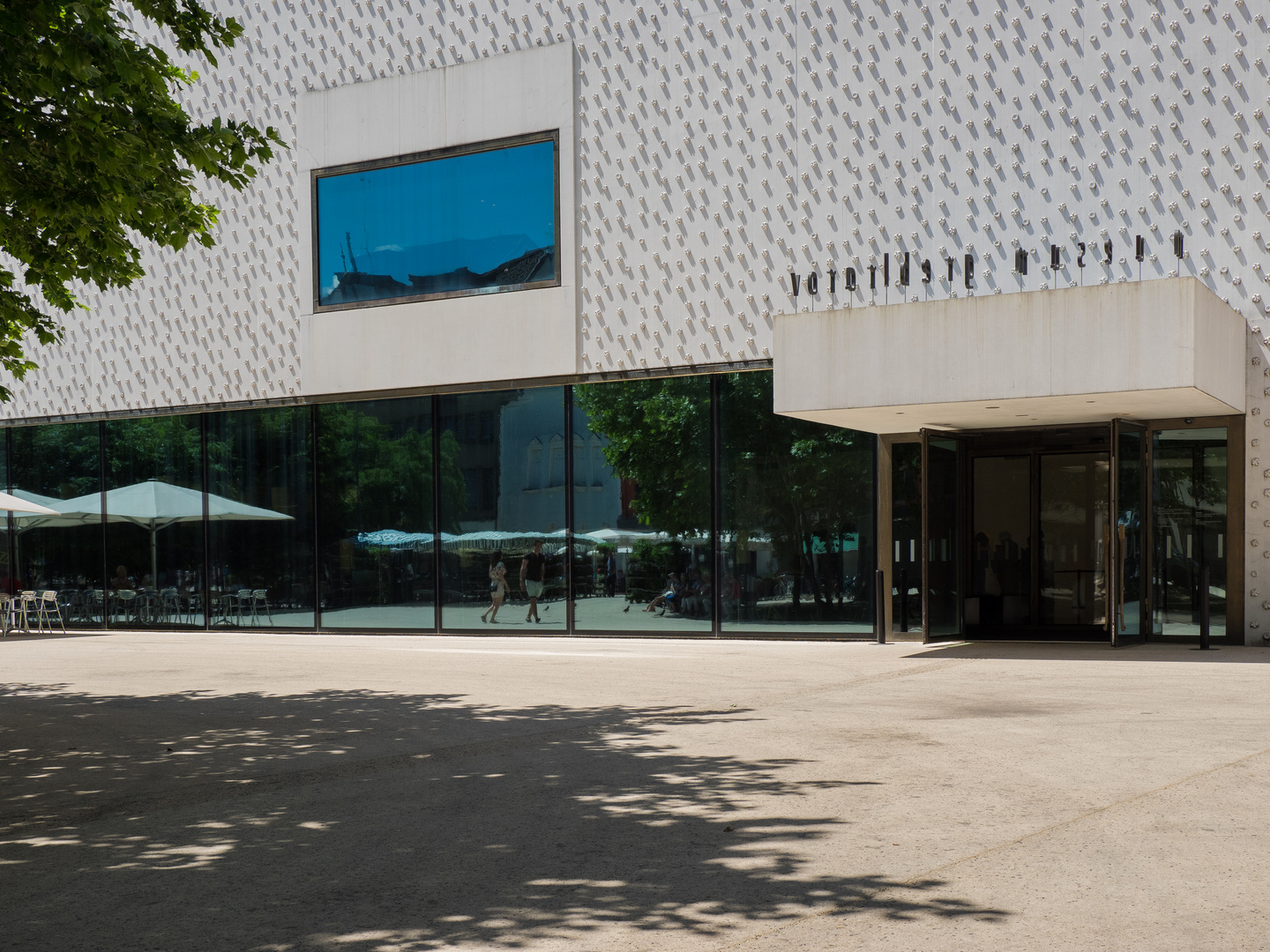 Vorarlberg Museum mit Blüten aus Beton