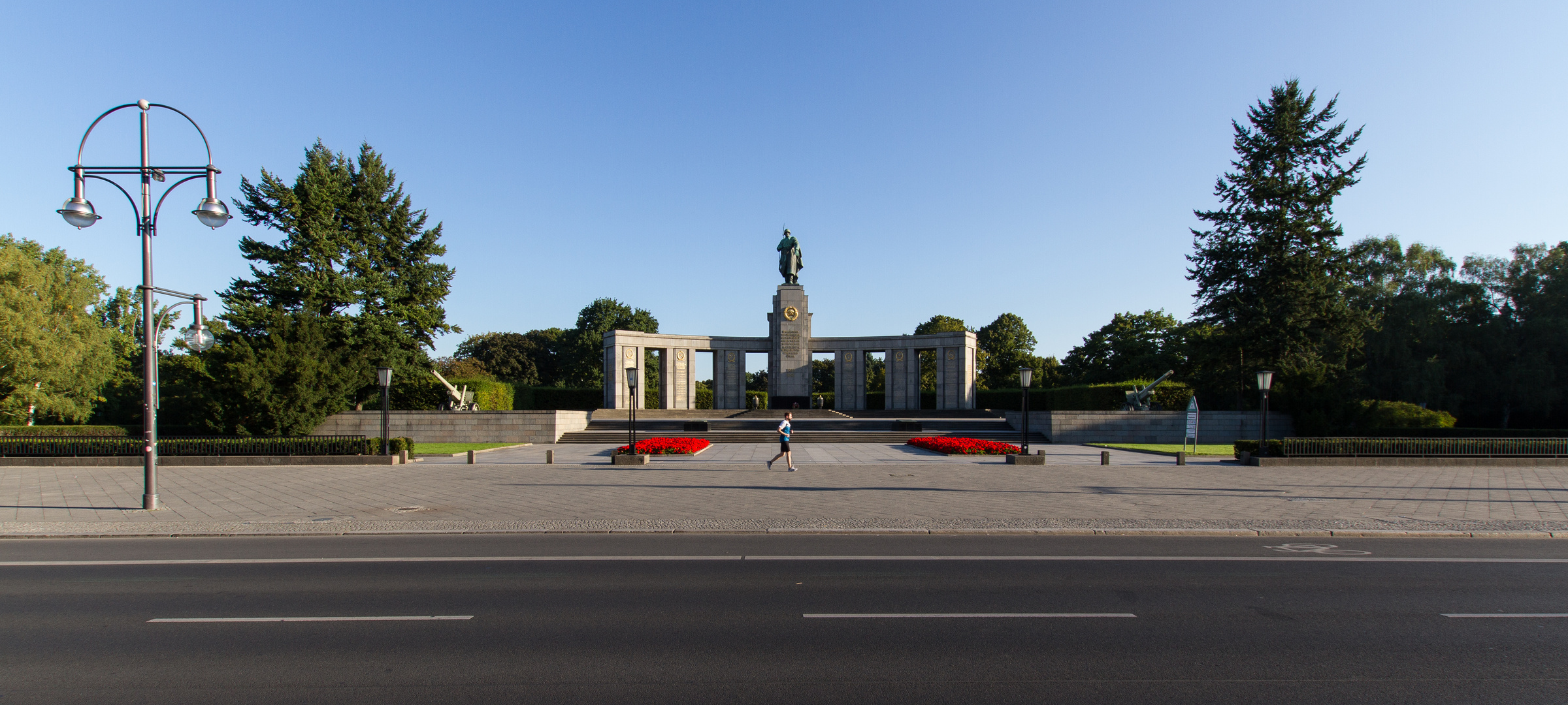 Vorbei am Ehrendenkmal - Berlin