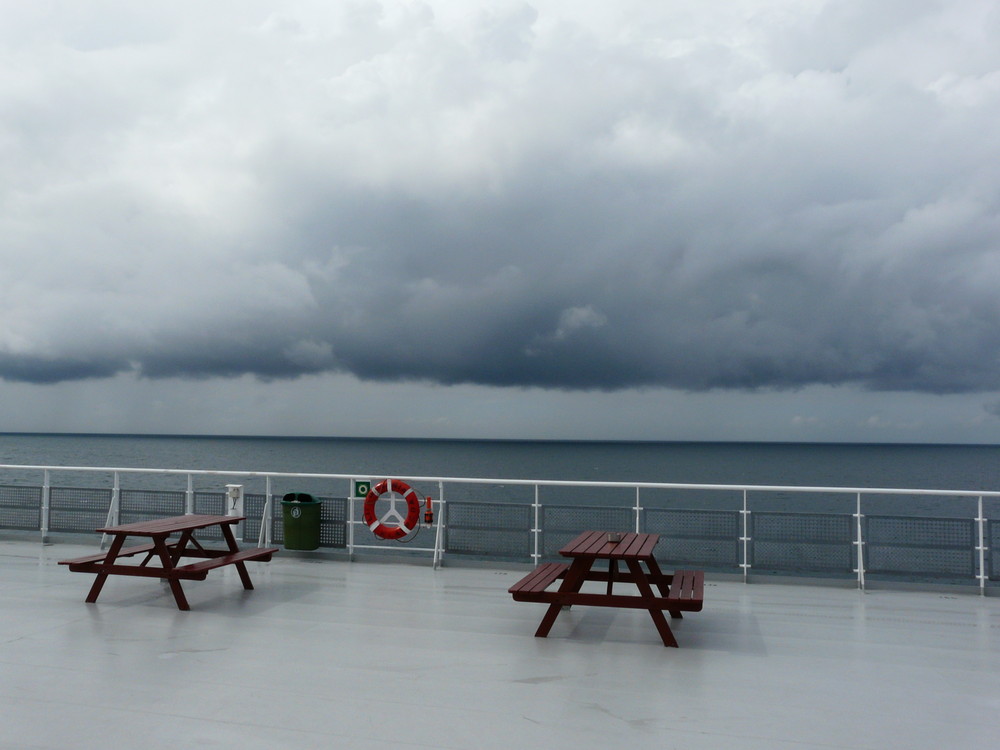 vorbei am Regen / Ostsee-Fähre Richtung Kiel