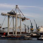 Vorbei am Werftgelände von Blohm & Voss