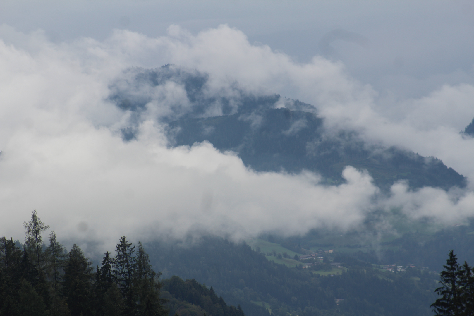vorbei an tief fliegenden Wolken und hohen Bergen in Österreich 