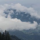 vorbei an tief fliegenden Wolken und hohen Bergen in Österreich 