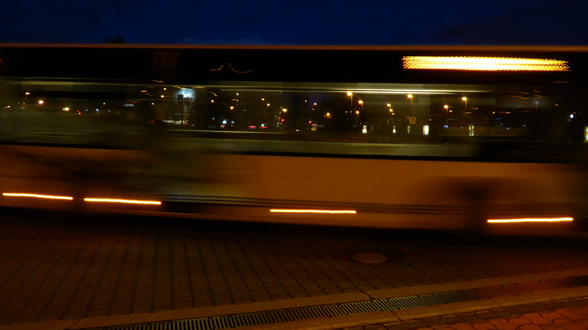 Vorbei fahrender Bus bei Nacht