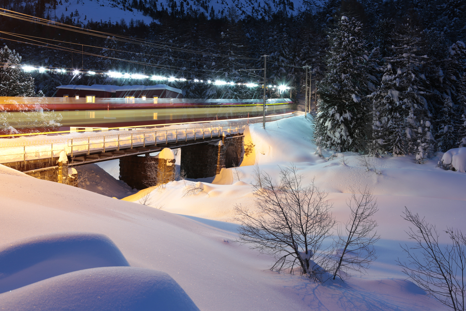 Vorbeifahrende Bernina Bahn