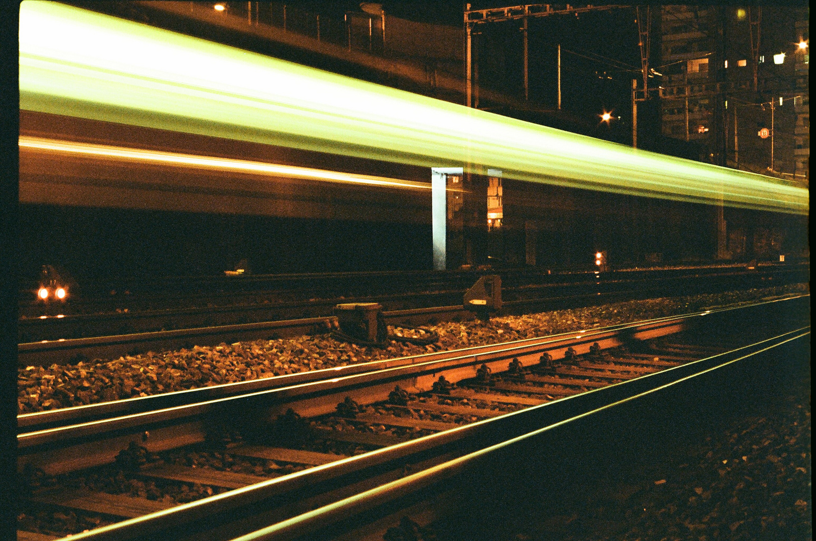 Vorbeifahrender Zug bei Nacht