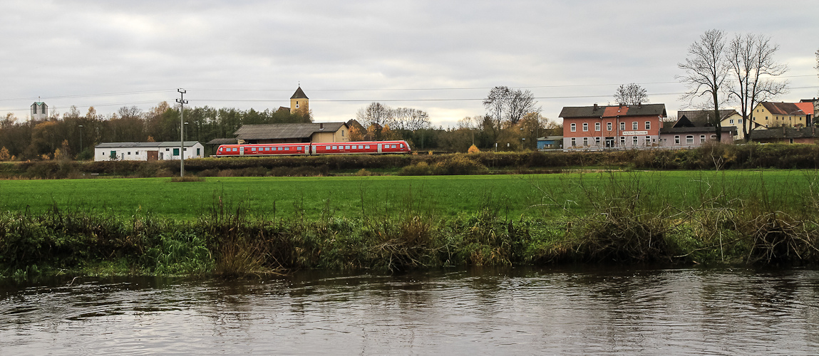 Vorbeifahrt am alten Bahnhof