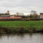 Vorbeifahrt am alten Bahnhof