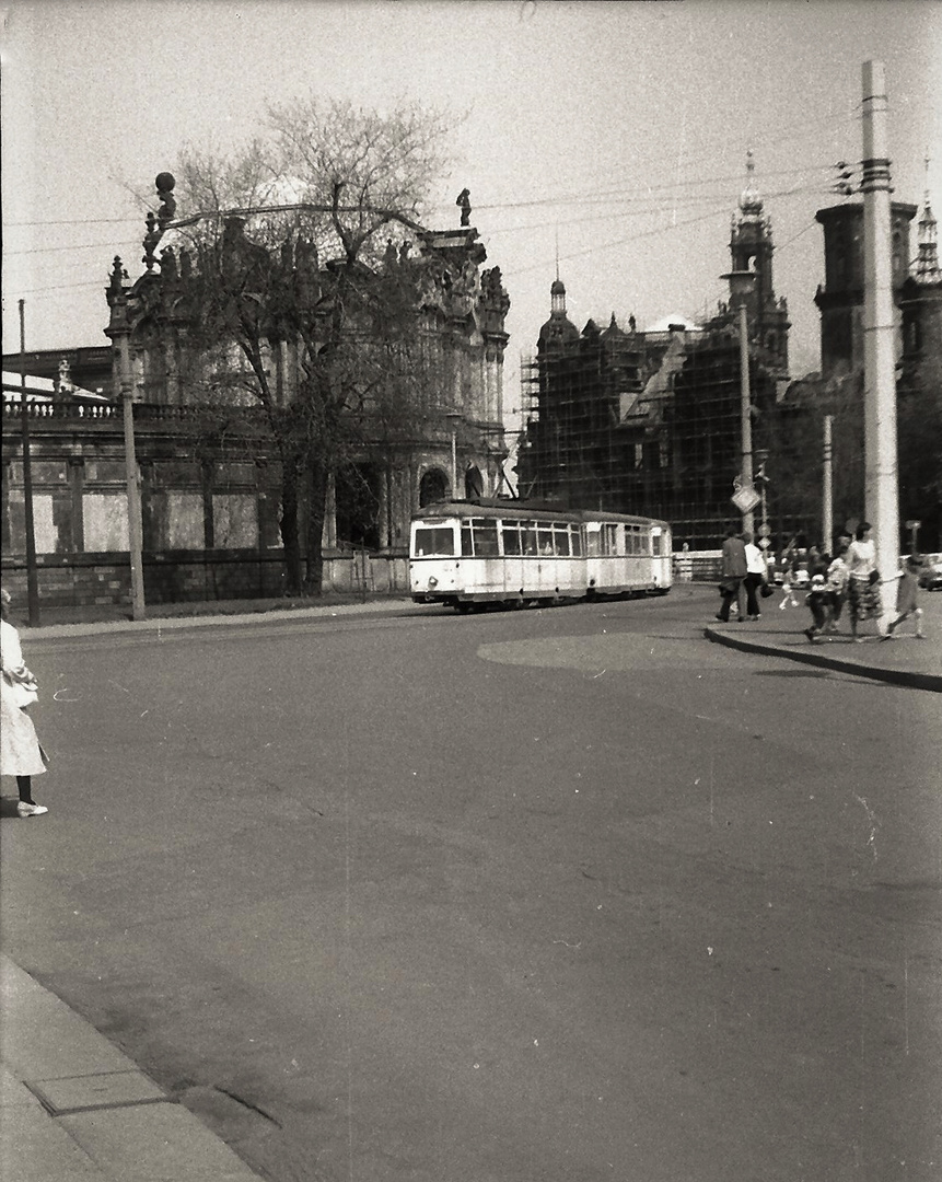 Vorbeifahrt am Zwinger .