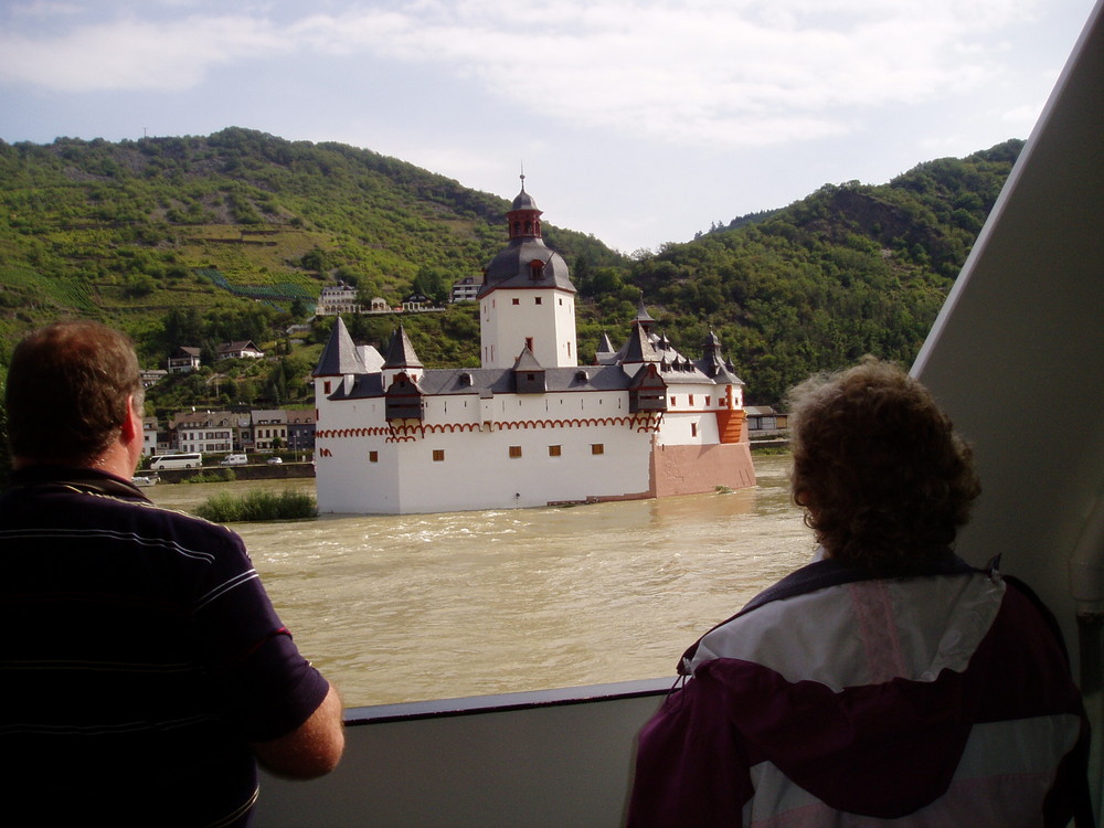 Vorbeifahrt an der alten Zollburg Pfalzgrafenstein bei Kaub im Tal der Lorely.