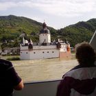 Vorbeifahrt an der alten Zollburg Pfalzgrafenstein bei Kaub im Tal der Lorely.