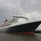 Vorbeifahrt an der QM2