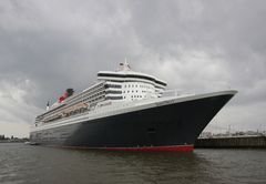 Vorbeifahrt an der QM2