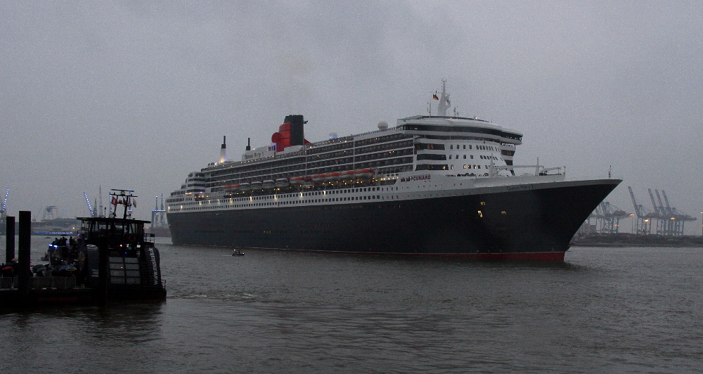 Vorbeifahrt der QM2