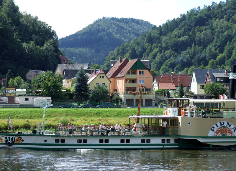 Vorbeifahrt des Schaufelraddampfers "Pirna" vor der "Elbaussicht Krippen"