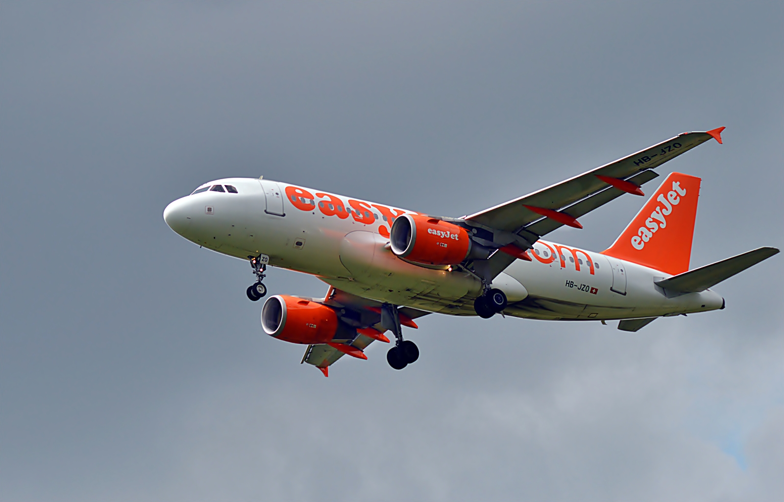 Vorbeiflug ~ Billigflieger EasyJet HB-JZO