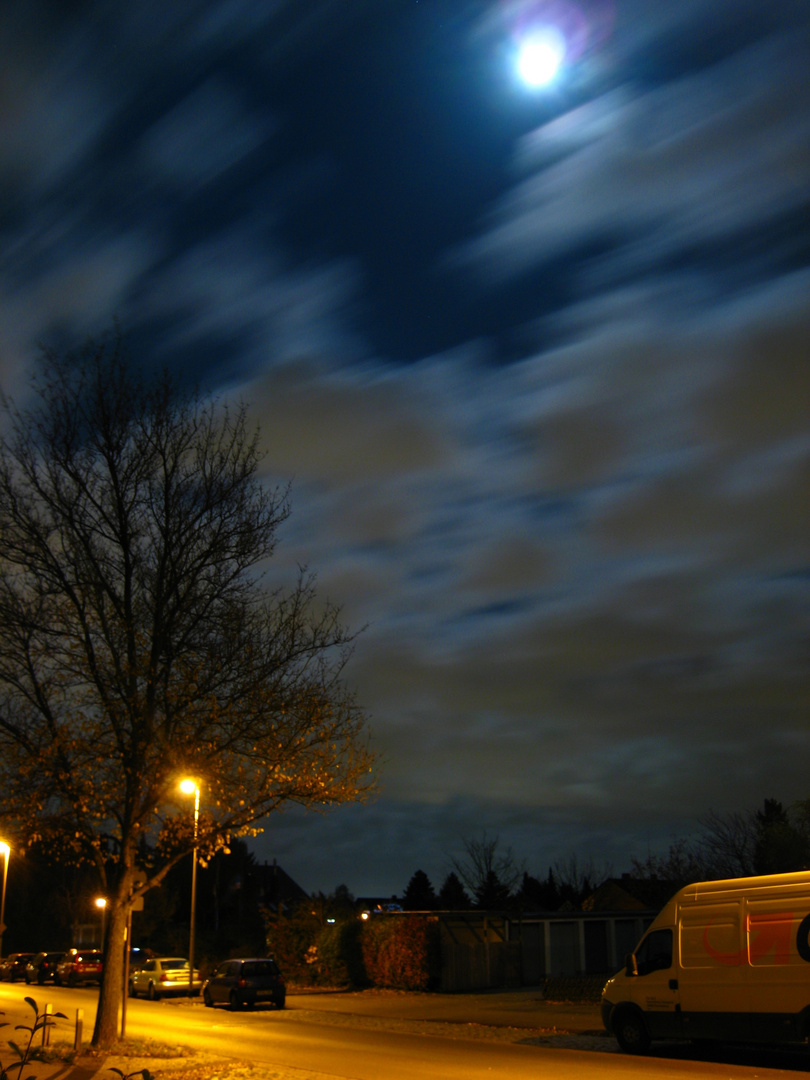 Vorbeiziehende Wolken in einer Mondnacht