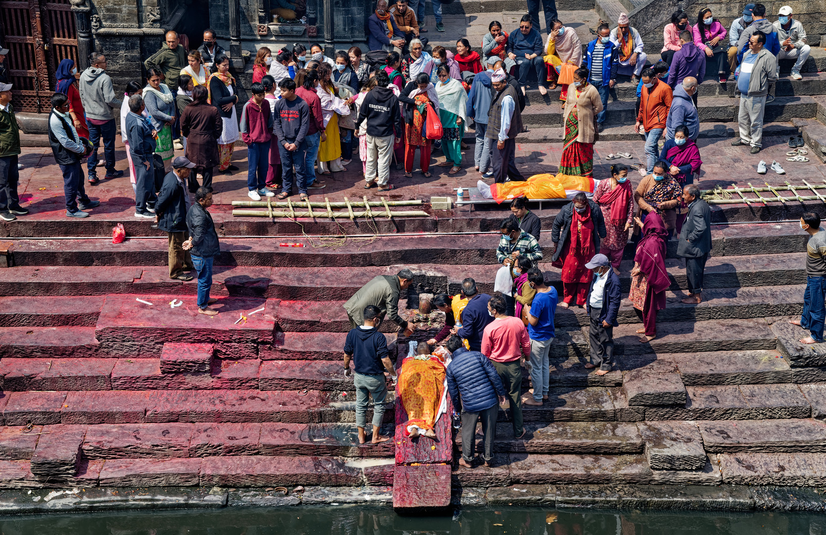 Vorbereitung einer Leichenverbrennung in Pashupatinath, Kathmandu/Nepal